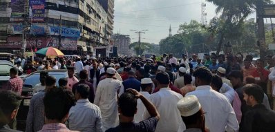 বঙ্গবন্ধু অ্যাভিনিউয়ে আওয়ামী লীগের কেন্দ্রীয় কার্যালয়ে মনোনয়ন কেনার জন্য ভিড় (ছবি: মাহফুজ সাদি)