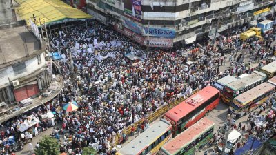 ফরম কিনতে অনুসারীদের নিয়ে দলে দলে কার্যালয়ের সামনে আসছেন মনোনয়নপ্রত্যাশীরা। ছবি: নাসিরুল ইসলাম