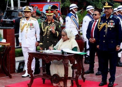 দর্শনার্থী বইয়ে সই করছেন প্রধানমন্ত্রী শেখ হাসিনা
