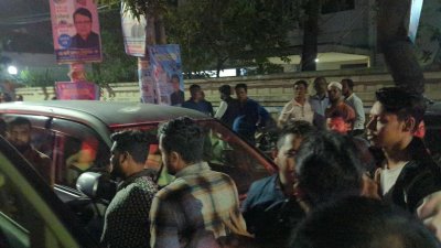 প্রায় এক ঘণ্টার মতো আওয়ামী লীগ সভাপতির রাজনৈতিক কার্যালয়ে ছিলেন সাকিব আল হাসান 