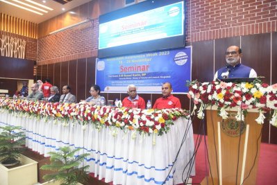 বিশ্ব অ্যান্টিমাইক্রোবিয়াল রেজিস্ট্যন্স সপ্তাহ-২০২৩ উপলক্ষে আয়োজিত সেমিনারে প্রধান অতিথি হিসেবে বক্তব্য রাখেন মৎস্য ও প্রাণিসম্পদ মন্ত্রী শ ম রেজাউল করিম