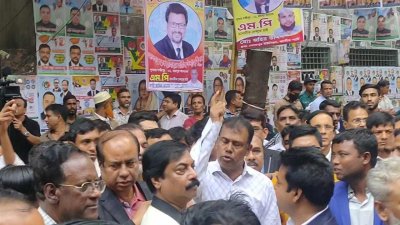 দলীয় কার্যালয়ের সামনে মনোনয়ন প্রত্যাশী নেতাদের ভিড়