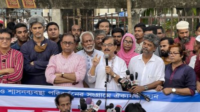 সমাবেশে বক্তব্য রাখেন নাগরিক ঐক্যের সভাপতি মাহমুদুর রহমান মান্না