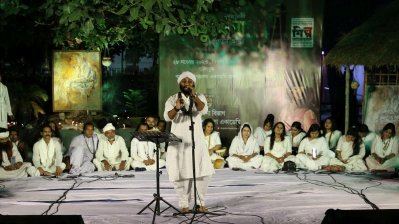 গান পরিবেশন করছেন আরেক বাউল
