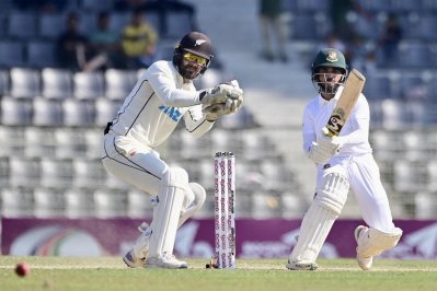 দারুণ ব্যাটিংয়ের পর রান আউটে ফিরেছেন মুমিনুল।