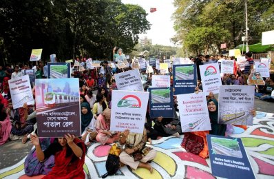 সরকারের বিভিন্ন উন্নয়নচিত্রের প্ল্যাকার্ড প্রদর্শন করেন শিক্ষার্থীরা  ছবি: নাসিরুল ইসলাম