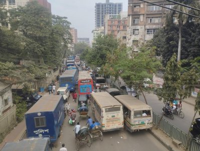 পুরান ঢাকা এলাকায় সড়কের চিত্র (ছবি: আতিক হাসান শুভ)