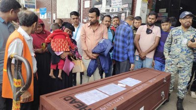 মো. হানিফের মরদেহ গ্রহণ করছেন তার স্ত্রী এবং পরিবারের সদস্যরা