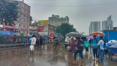 হেমন্তের বৃষ্টিতে মানুষের ভোগান্তি