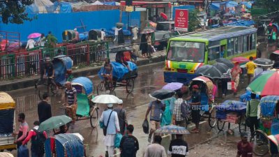 বৃষ্টিতে রাজধানীতে মানুষের ভোগান্তি।