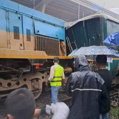 তেজগাঁওয়ে ক্রেনের আঘাতে ট্রেন লাইনচ্যুত, চলছে উদ্ধারের কাজ 