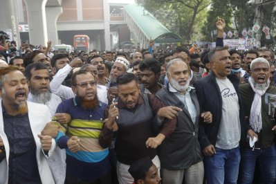 মানববন্ধনের বিএনপির নেতাকর্মীরা (ছবি: সাজ্জাদ হোসেন)
