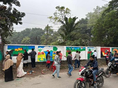 দেয়ালে ছবি আঁকছে শিক্ষার্থীরা, নেপথ্যে আসাদুজ্জামান নূর