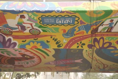 মহাখালী ফ্লাইওভারের পিলারগুলোয় স্ট্রিট আর্টের ফাঁকে ফাঁকে নগরবাসীকে দেওয়া হয়েছে সচেতনতামূলক নানা বার্তা