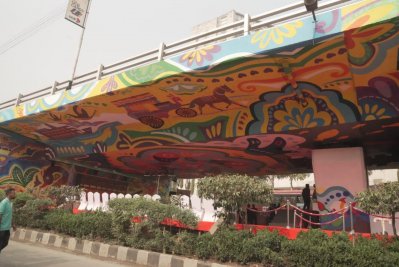 মহাখালী ফ্লাইওভারের পিলারগুলোয় দৃষ্টিনন্দন স্ট্রিট আর্ট 