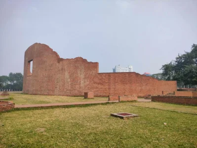 পেছন থেকে দেখা স্মৃতিসৌধ