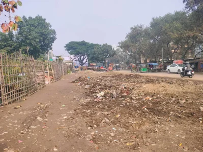 স্মৃতিসৌধ সংলগ্ন ফুটিপাতে ময়লা- আবর্জনার স্তূপ