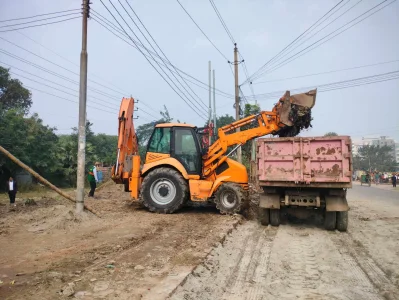 জমে থাকা ময়লা-আবর্জনা সরানোর কাজে ব্যস্ত ডিএনসিসির ট্রাক