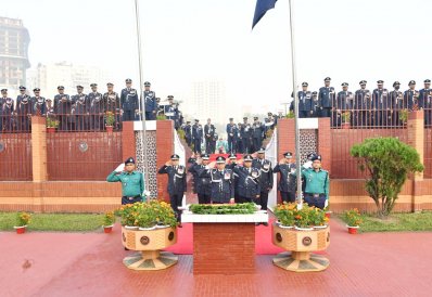 পুলিশ স্মৃতিস্তম্ভে পুষ্পস্তবক অর্পণ করেন আইজিপি চৌধুরী আবদুল্লাহ আল-মামুন