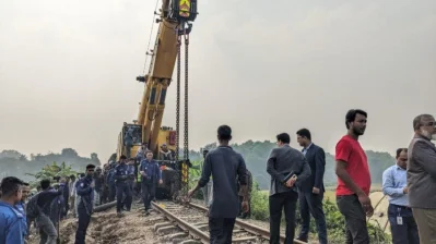 উদ্ধার করা হচ্ছে দুর্ঘটনা কবলিত মোহনগঞ্জ এক্সপ্রেস (ফাইল ফটো)