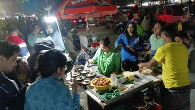 সন্ধ্যা নামার সঙ্গে সঙ্গে পিঠা দোকানে বেড়েছে ভিড়