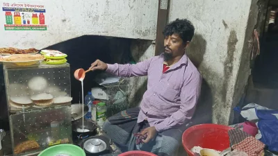 পিঠা তৈরিতে ব্যস্ত বিক্রেতা