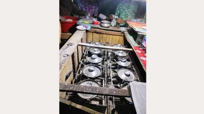 কড়াইতে তৈরি হচ্ছে গরম গরম পিঠা