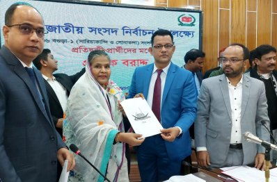 বগুড়ায় প্রার্থীদের মধ্যে প্রতীক বরাদ্দ (ছবি: ফোকাস বাংলা)