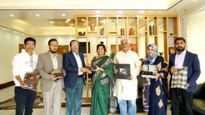হস্তান্তরের সময় ক্যামেরাবন্দি সংশ্লিষ্টরা