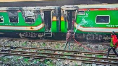ট্রেনের আগুন নেভানোর চেষ্টা (ছবি: নাসিরুল ইসলাম)