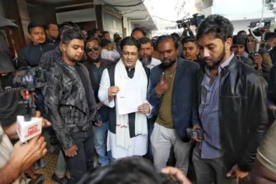 ঢাকা-৮ আসনে নৌকার প্রার্থী নায়ক ফেরদৌসও নেমেছেন ভোট চাইতে