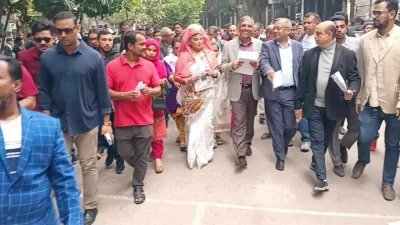 মিছিল নিয়ে লিফলেট বিতরণ করছেন আ ফ ম বাহাউদ্দিন নাছিম