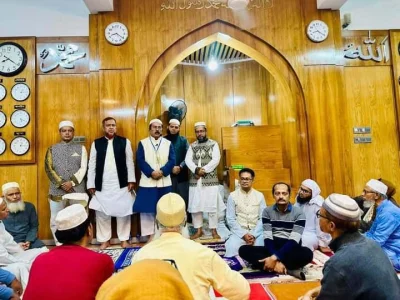 মসজিদে নামাজ আদায় শেষে কুশল বিনিময় করছেন ঢাকা-১৩ আসনে আওয়ামী লীগের প্রার্থী জাহাঙ্গীর কবির নানক