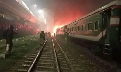 মোহনগঞ্জ এক্সপ্রেস ট্রেনটি বিমানবন্দর স্টেশন পার হয়ে খিলক্ষেতে এলে বগিগুলোয় আগুন দেখতে পান যাত্রীরা (ছবি: সংগৃহীত)