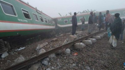 গ্যাসকাটার দিয়ে রেললাইন কেটে ফেলার পর মোহনগঞ্জ এক্সপ্রেস ট্রেনের সাতটি বগি লাইনচ্যুত হয় (ছবি: সংগৃহীত)