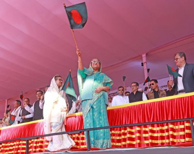 সিলেট আলিয়া মাদ্রাসা মাঠের জনসভায় প্রধানমন্ত্রী ও দলের সভাপতি শেখ হাসিনা এবং তার বোন শেখ রেহানা (ছবি: ফোকাস বাংলা)