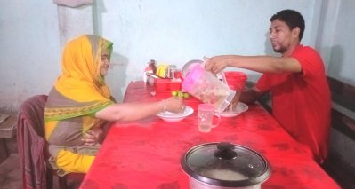 স্ত্রীকে হাত ধোওয়ার পানি ঢেলে দিচ্ছেন স্বামী