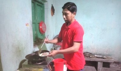 নিজ পরিবারে রান্নার কাজ করছেন এক বাবা
