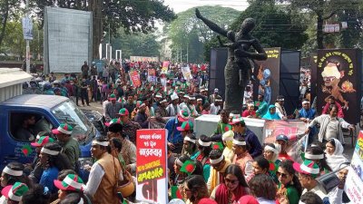 পদযাত্রার আগে কেন্দ্রীয় শহীদ মিনারের সামনে বিভিন্ন পেশার মানুষ