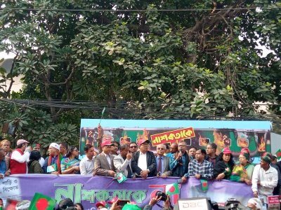 সংক্ষিপ্ত সমাবেশে বক্তব্য দিচ্ছেন বিভিন্ন শ্রেণিপেশার মানুষ