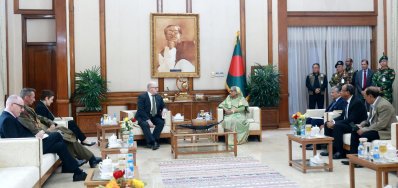 প্রধানমন্ত্রী শেখ হাসিনার সঙ্গে সাক্ষাৎ করেন অস্ট্রেলিয়ার বিদায়ী হাইকমিশনার জেরেমি বুয়ার (ছবি: ফোকাস বাংলা)