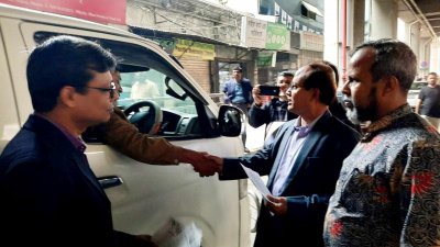 লিফলেট বিতরণ করছেন সংগঠনের নেতারা