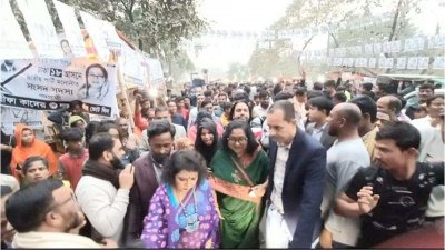 ঢাকা-১৮ আসনে প্রচারণা চালাচ্ছেন জাতীয় পার্টির প্রার্থী শেরীফা কাদের