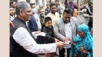 লিফলেট বিতরণ করছেন আ ফ ম বাহাউদ্দিন নাসিম