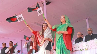 মঞ্চে শেখ হাসিনার সঙ্গে বঙ্গবন্ধুর কনিষ্ঠ কন্যা শেখ রেহানা