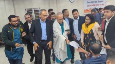 প্রচারপত্র বিলি করছেন রুহুল কবির রিজভী