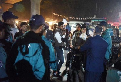 রাজধানীর বিভিন্ন পয়েন্টে আইনশৃঙ্খলা বাহিনীর তল্লাশি (ছবি: নাসিরুল ইসলাম)