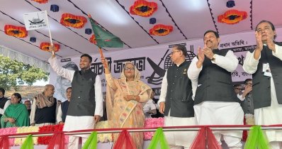জনসভায় নৌকার প্রার্থীদের পরিচয় করিয়ে দিয়ে ভোট চান আওয়ামী লীগ সভাপতি ও প্রধানমন্ত্রী শেখ হাসিনা (ছবি: ফোকাস বাংলা)