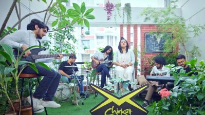 গানের দৃশ্যে ‘চিরকুট’ সদস্যরা