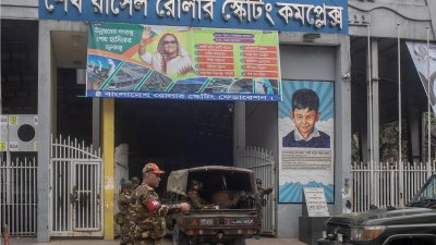 শেখ রাসেল রোলার স্কেটিং কমপ্লেক্স  সেনাক্যাম্পে বাহিনীর সদস্যরা